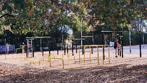 Trainingsgeräte im Calisthenics-Park