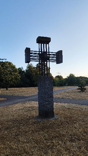 Wegweiser zum Friedenskreuz im Dietenbachpark