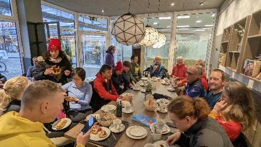 Teilnehmende lassen den parkrun gemeinsam in einer Bäckerei ausklingen