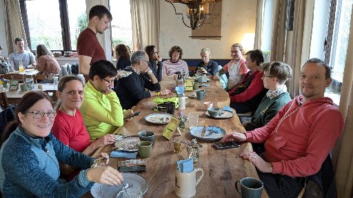 Teilnehmende sitzen nach dem parkrun gemeinsam in der Küchenschelle