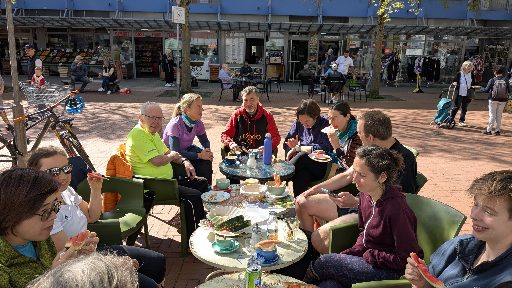 Teilnehmende genießen gemeinsam die Zeit im Café Odessa