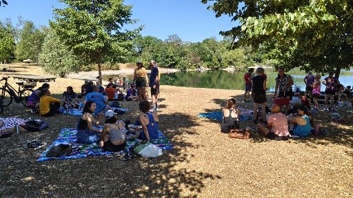 Gemeinsames Picknick am Ufer des Dietenbachsees