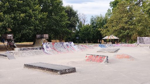 Skatepark mit Rampen und Hindernissen