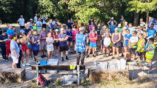 Teilnehmende versammeln sich zum Start im Dietenbachpark